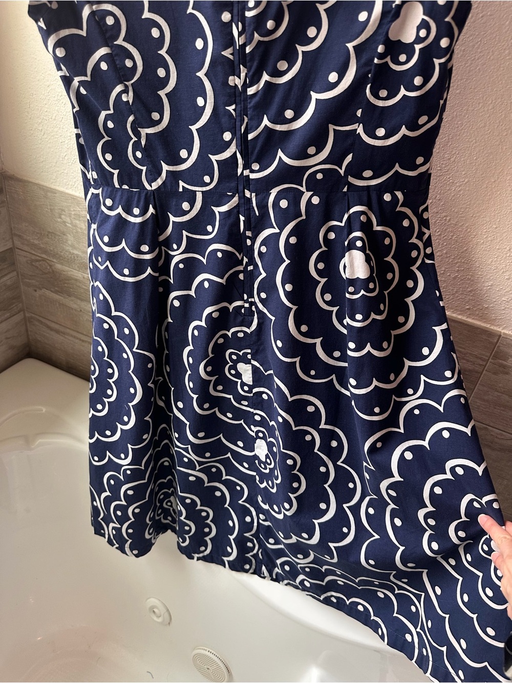 Like New! Boden Navy & White Floral Fit-and-Flare Dress Lined with V-Neck Sz 12 - Picture 4 of 10
